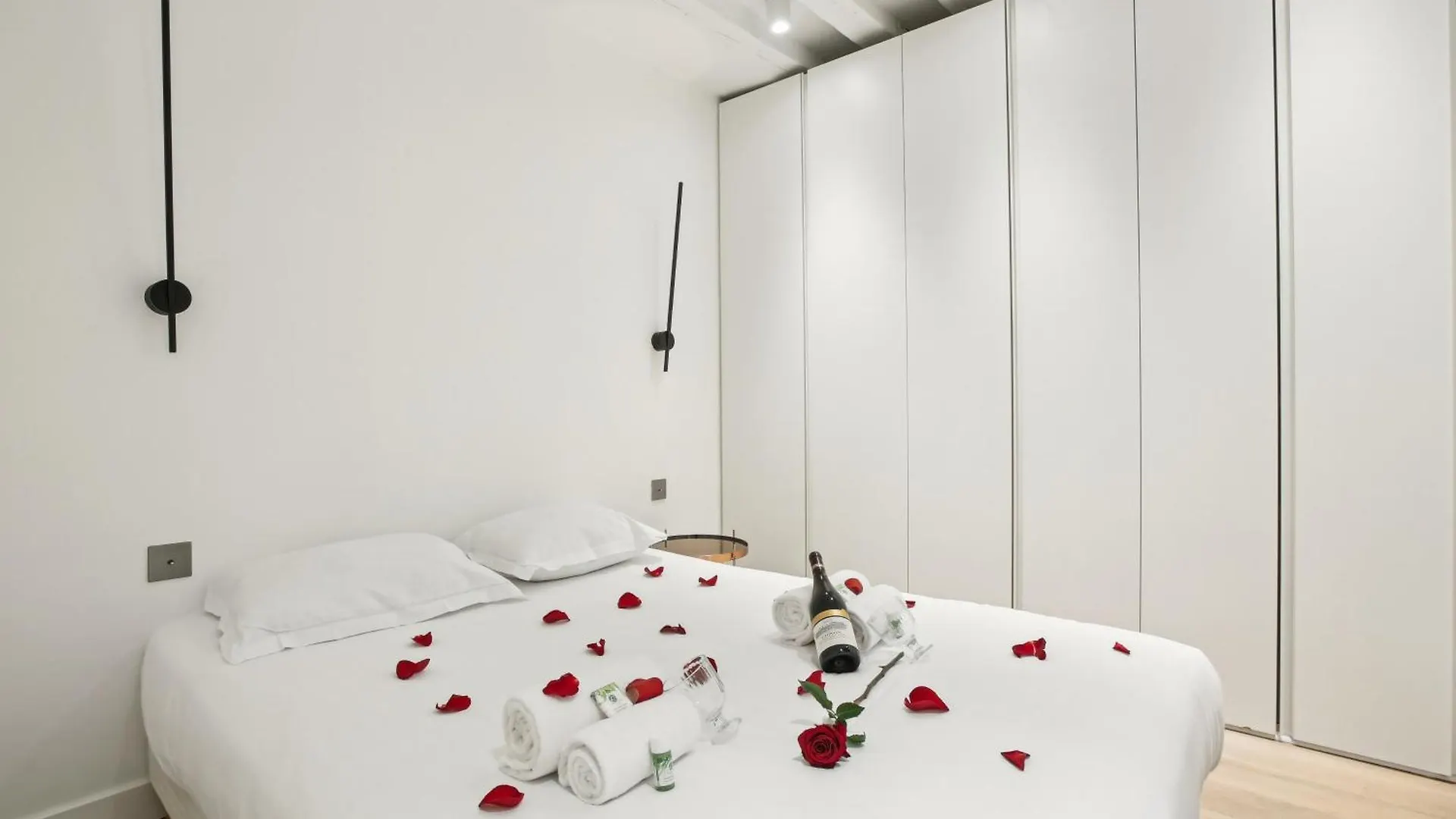 Lavie Maison : Ac & Center Of