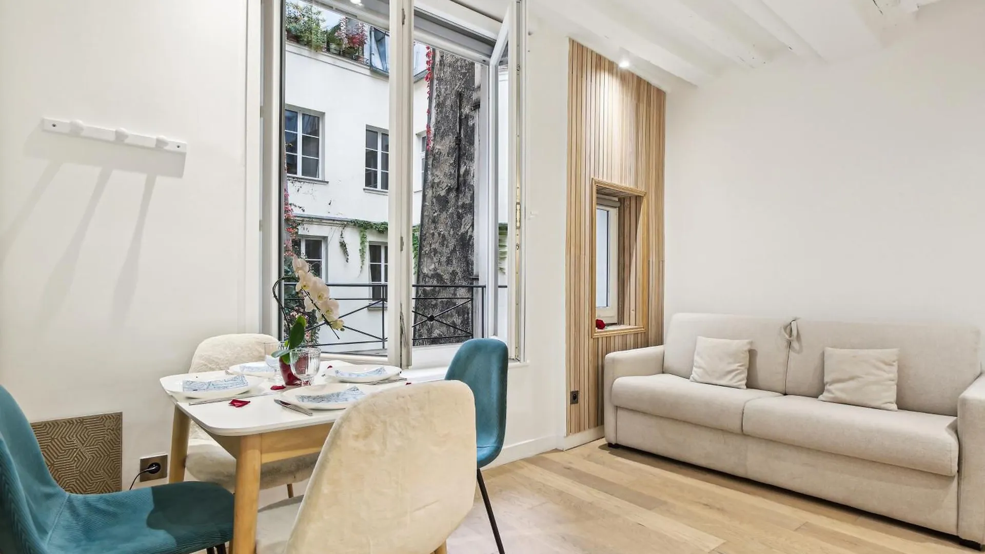 Lavie Maison : Ac & Center Of *